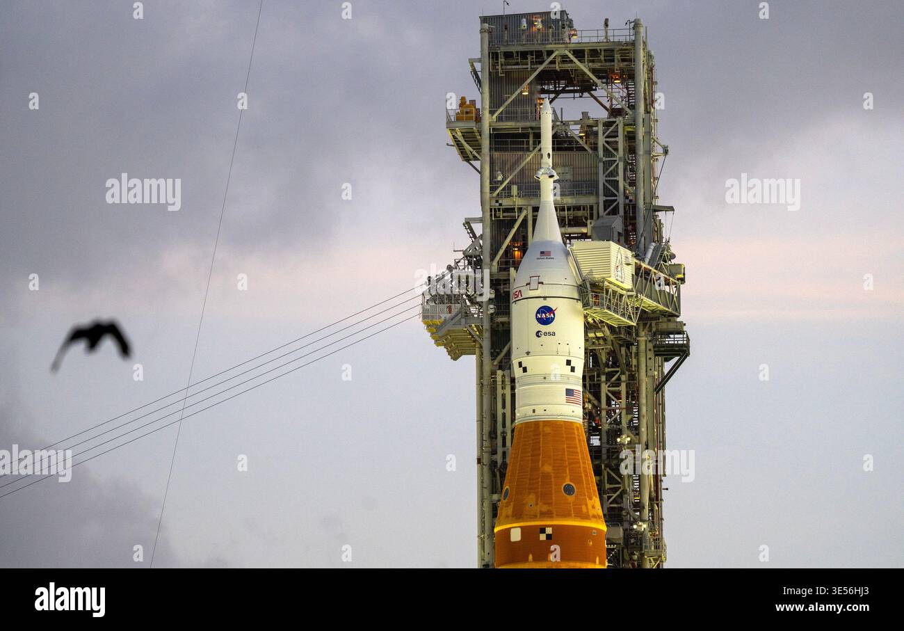 Kennedy Space Center, Usa. 31. März 2026. Die Artemis II-Mondrakete der NASA mit dem Orion-Raumschiff liegt am Dienstag, den 31. März 2026, im frühen Morgenlicht im Kennedy Space Center in Florida auf dem Launch Complex 39B. ARTEMIS II mit einer vierköpfigen Crew soll am Mittwoch, den 1. April 2026 starten und ist der erste bemannte Start, der den Mond seit mehr als 50 Jahren umkreisen wird. Foto: Pat Benic/UPI Credit: UPI/Alamy Live News Stockfoto