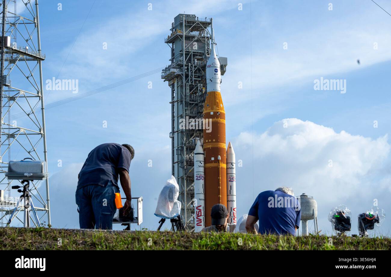Kennedy Space Center, Usa. 31. März 2026. Fotografen stellten Fernkameras auf, als die Artemis II-Mondrakete der NASA 39 am Dienstag, den 31. März 2026, im Morgenlicht des Kennedy Space Center in Florida auf dem Raumschiff Orion aufliegt. ARTEMIS II mit einer vierköpfigen Crew soll am Mittwoch, den 1. April 2026 starten und ist der erste bemannte Start, der den Mond seit mehr als 50 Jahren umkreisen wird. Foto: Pat Benic/UPI Credit: UPI/Alamy Live News Stockfoto