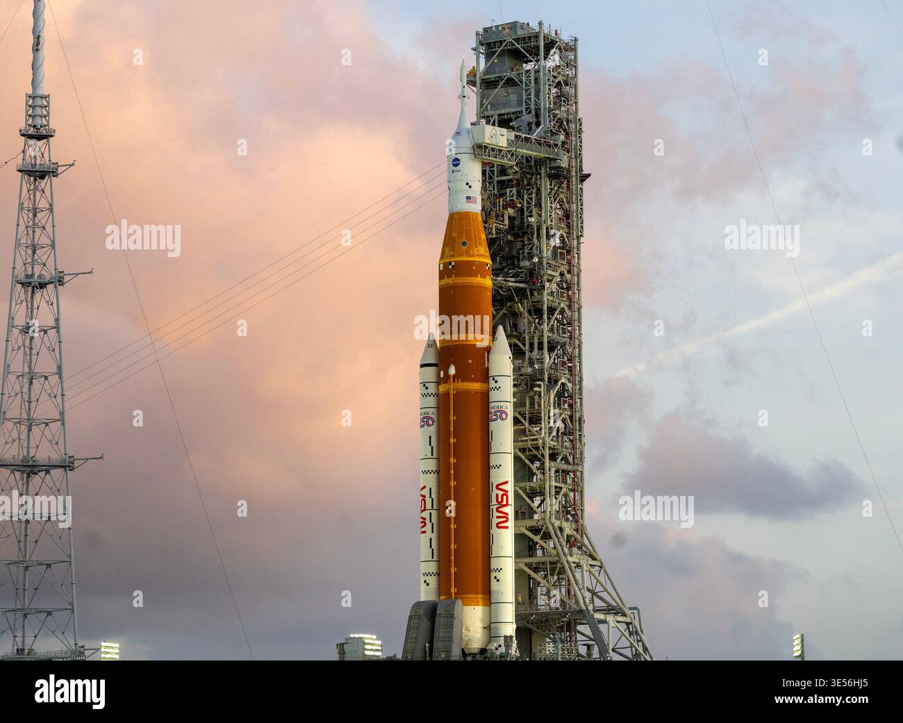Kennedy Space Center, Usa. 31. März 2026. Die Artemis II-Mondrakete der NASA mit dem Orion-Raumschiff liegt am Dienstag, den 31. März 2026, im frühen Morgenlicht im Kennedy Space Center in Florida auf dem Launch Complex 39B. ARTEMIS II mit einer vierköpfigen Crew soll am Mittwoch, den 1. April 2026 starten und ist der erste bemannte Start, der den Mond seit mehr als 50 Jahren umkreisen wird. Foto: Pat Benic/UPI Credit: UPI/Alamy Live News Stockfoto