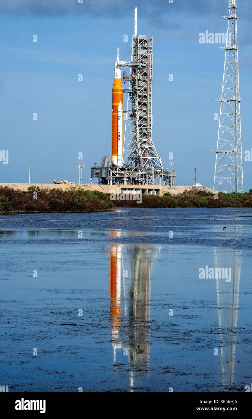 Kennedy Space Center, Usa. 31. März 2026. Die Artemis II-Mondrakete der NASA mit dem Orion-Raumschiff wird am Dienstag, den 31. März 2026, im Morgenlicht im Kennedy Space Center in Florida im Wasser reflektiert, während sie auf dem Launch Complex 39B ruht. ARTEMIS II mit einer vierköpfigen Crew soll am Mittwoch, den 1. April 2026 starten und ist der erste bemannte Start, der den Mond seit mehr als 50 Jahren umkreisen wird. Foto: Pat Benic/UPI Credit: UPI/Alamy Live News Stockfoto