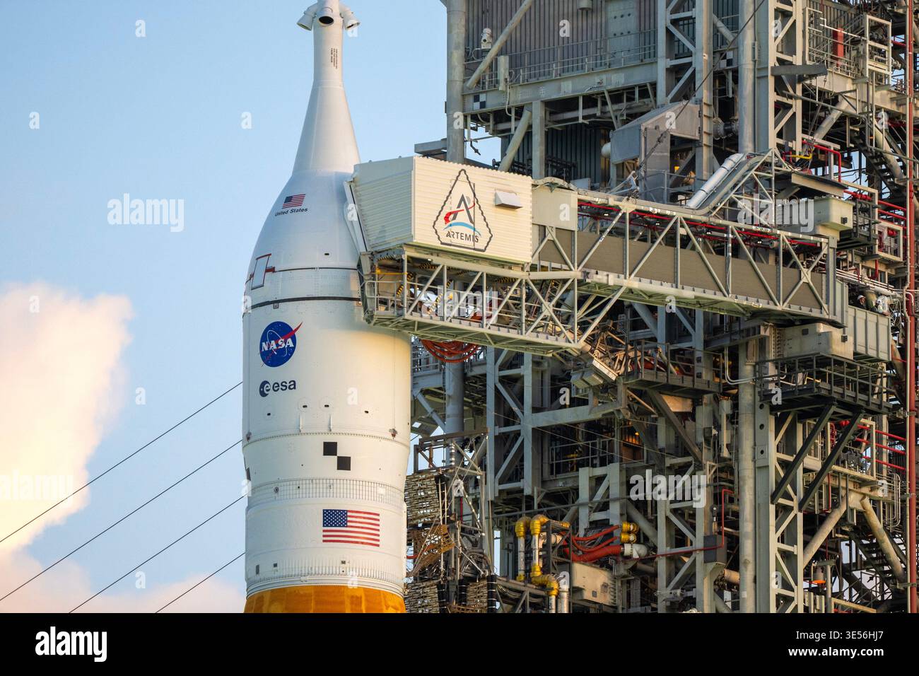 Kennedy Space Center, Usa. 31. März 2026. Die Artemis II-Mondrakete der NASA mit dem Orion-Raumschiff liegt am Dienstag, den 31. März 2026, im frühen Morgenlicht im Kennedy Space Center in Florida auf dem Launch Complex 39B. ARTEMIS II mit einer vierköpfigen Crew soll am Mittwoch, den 1. April 2026 starten und ist der erste bemannte Start, der den Mond seit mehr als 50 Jahren umkreisen wird. Foto: Pat Benic/UPI Credit: UPI/Alamy Live News Stockfoto
