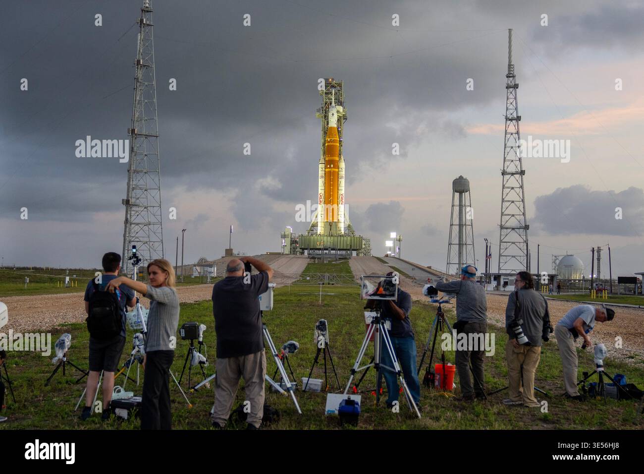 Kennedy Space Center, Usa. 31. März 2026. Fotografen stellten Fernkameras auf, als die Artemis II-Mondrakete der NASA 39 am Dienstag, den 31. März 2026, im frühen Morgenlicht im Kennedy Space Center in Florida auf dem Raumschiff Orion ruht. ARTEMIS II mit einer vierköpfigen Crew soll am Mittwoch, den 1. April 2026 starten und ist der erste bemannte Start, der den Mond seit mehr als 50 Jahren umkreisen wird. Foto: Pat Benic/UPI Credit: UPI/Alamy Live News Stockfoto