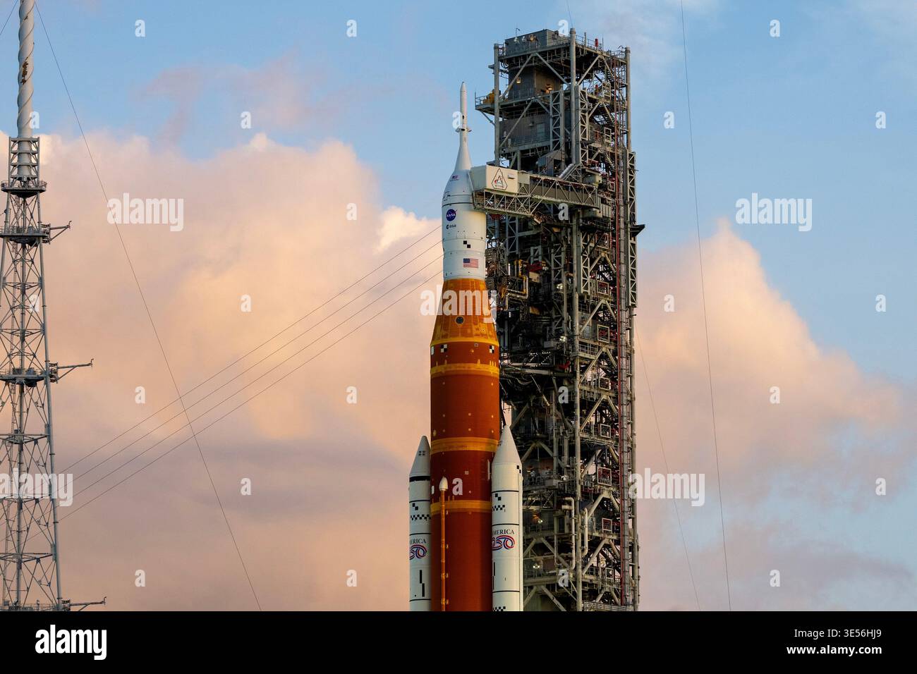 Kennedy Space Center, Usa. 31. März 2026. Die Artemis II-Mondrakete der NASA mit dem Orion-Raumschiff liegt am Dienstag, den 31. März 2026, im frühen Morgenlicht im Kennedy Space Center in Florida auf dem Launch Complex 39B. ARTEMIS II mit einer vierköpfigen Crew soll am Mittwoch, den 1. April 2026 starten und ist der erste bemannte Start, der den Mond seit mehr als 50 Jahren umkreisen wird. Foto: Pat Benic/UPI Credit: UPI/Alamy Live News Stockfoto