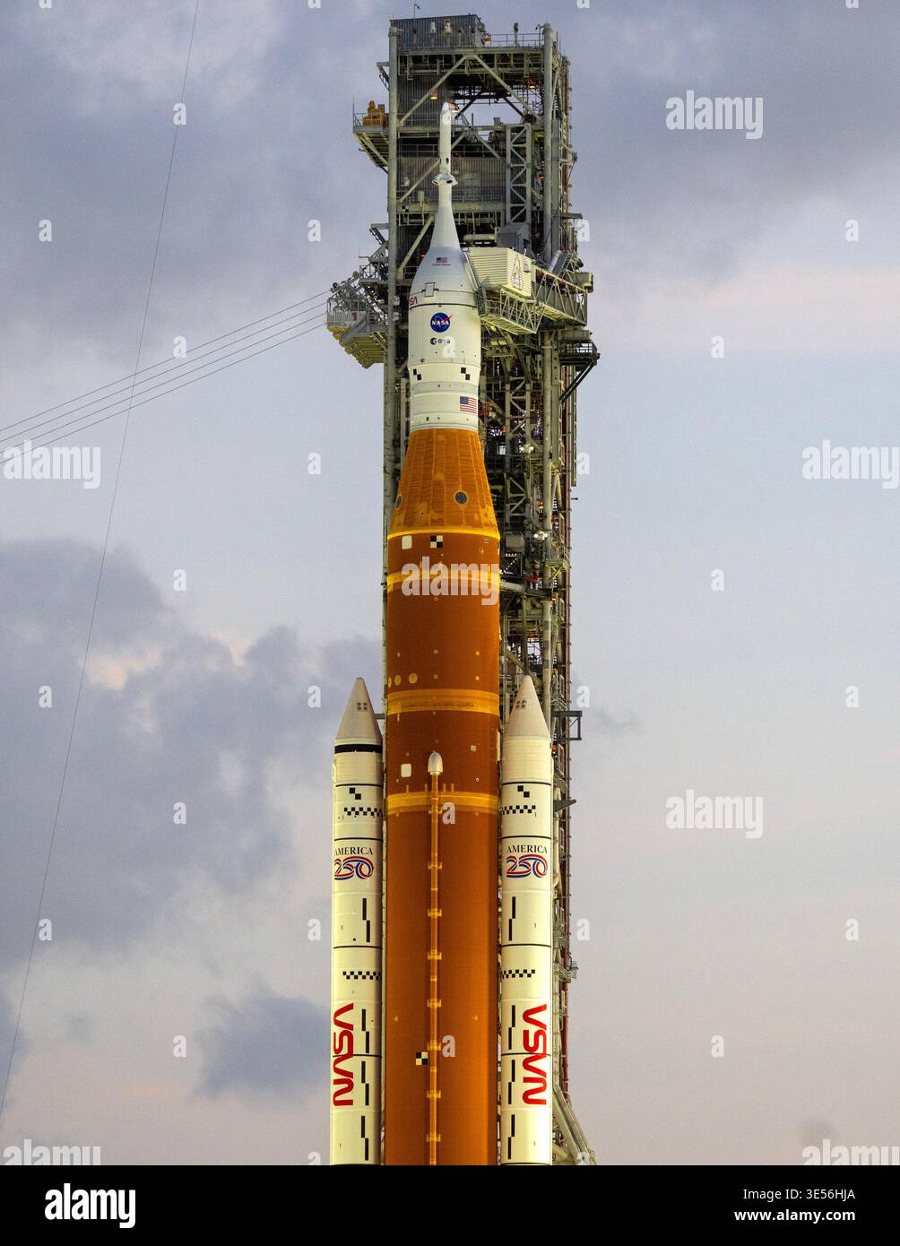 Kennedy Space Center, Usa. 31. März 2026. Die Artemis II-Mondrakete der NASA mit dem Orion-Raumschiff liegt am Dienstag, den 31. März 2026, im frühen Morgenlicht im Kennedy Space Center in Florida auf dem Launch Complex 39B. ARTEMIS II mit einer vierköpfigen Crew soll am Mittwoch, den 1. April 2026 starten und ist der erste bemannte Start, der den Mond seit mehr als 50 Jahren umkreisen wird. Foto: Pat Benic/UPI Credit: UPI/Alamy Live News Stockfoto