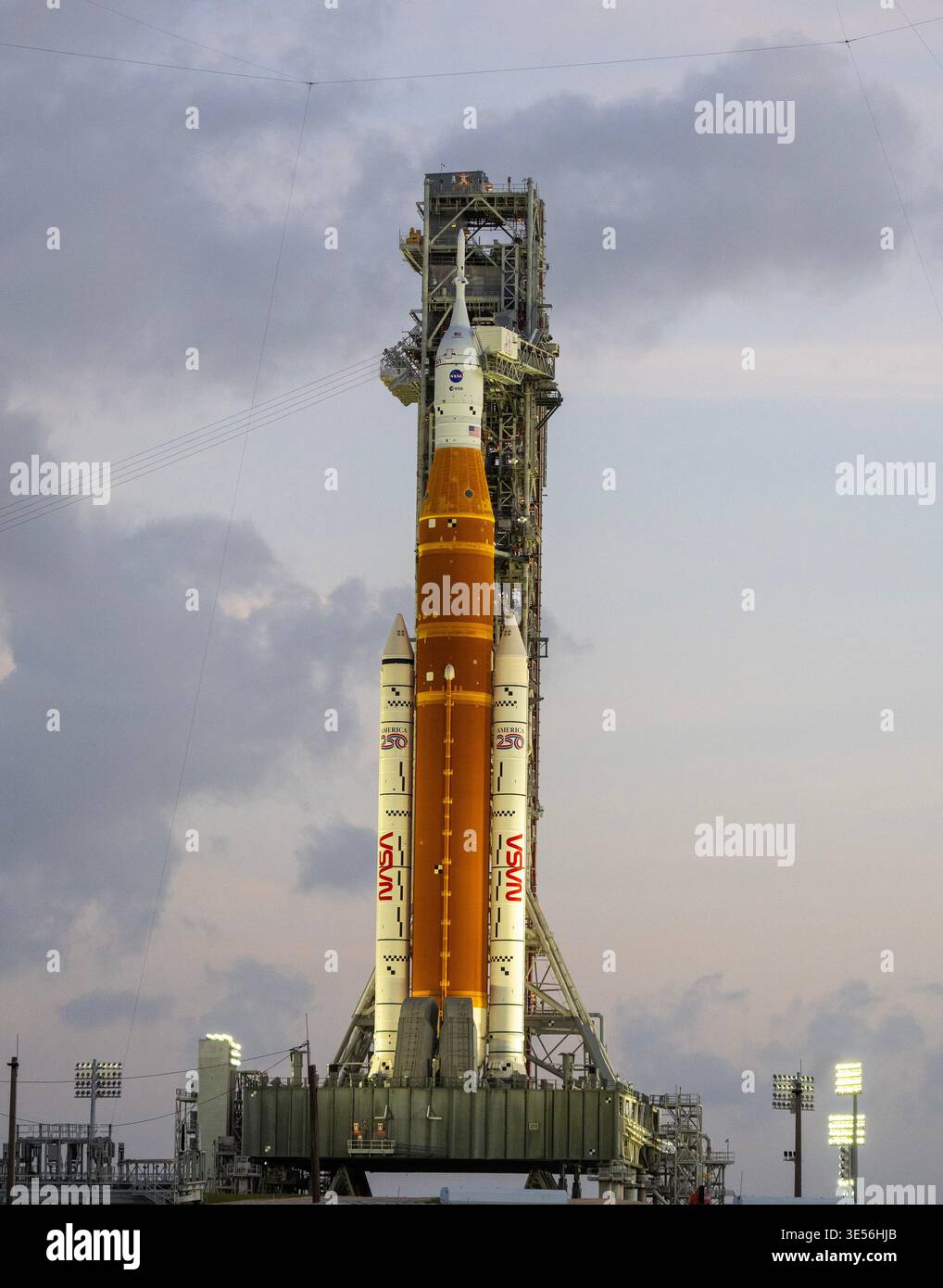 Kennedy Space Center, Usa. 31. März 2026. Die Artemis II-Mondrakete der NASA mit dem Orion-Raumschiff liegt am Dienstag, den 31. März 2026, im frühen Morgenlicht im Kennedy Space Center in Florida auf dem Launch Complex 39B. ARTEMIS II mit einer vierköpfigen Crew soll am Mittwoch, den 1. April 2026 starten und ist der erste bemannte Start, der den Mond seit mehr als 50 Jahren umkreisen wird. Foto: Pat Benic/UPI Credit: UPI/Alamy Live News Stockfoto