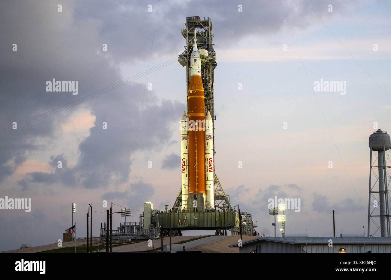 Kennedy Space Center, Usa. 31. März 2026. Die Artemis II-Mondrakete der NASA mit dem Orion-Raumschiff liegt am Dienstag, den 31. März 2026, im frühen Morgenlicht im Kennedy Space Center in Florida auf dem Launch Complex 39B. ARTEMIS II mit einer vierköpfigen Crew soll am Mittwoch, den 1. April 2026 starten und ist der erste bemannte Start, der den Mond seit mehr als 50 Jahren umkreisen wird. Foto: Pat Benic/UPI Credit: UPI/Alamy Live News Stockfoto