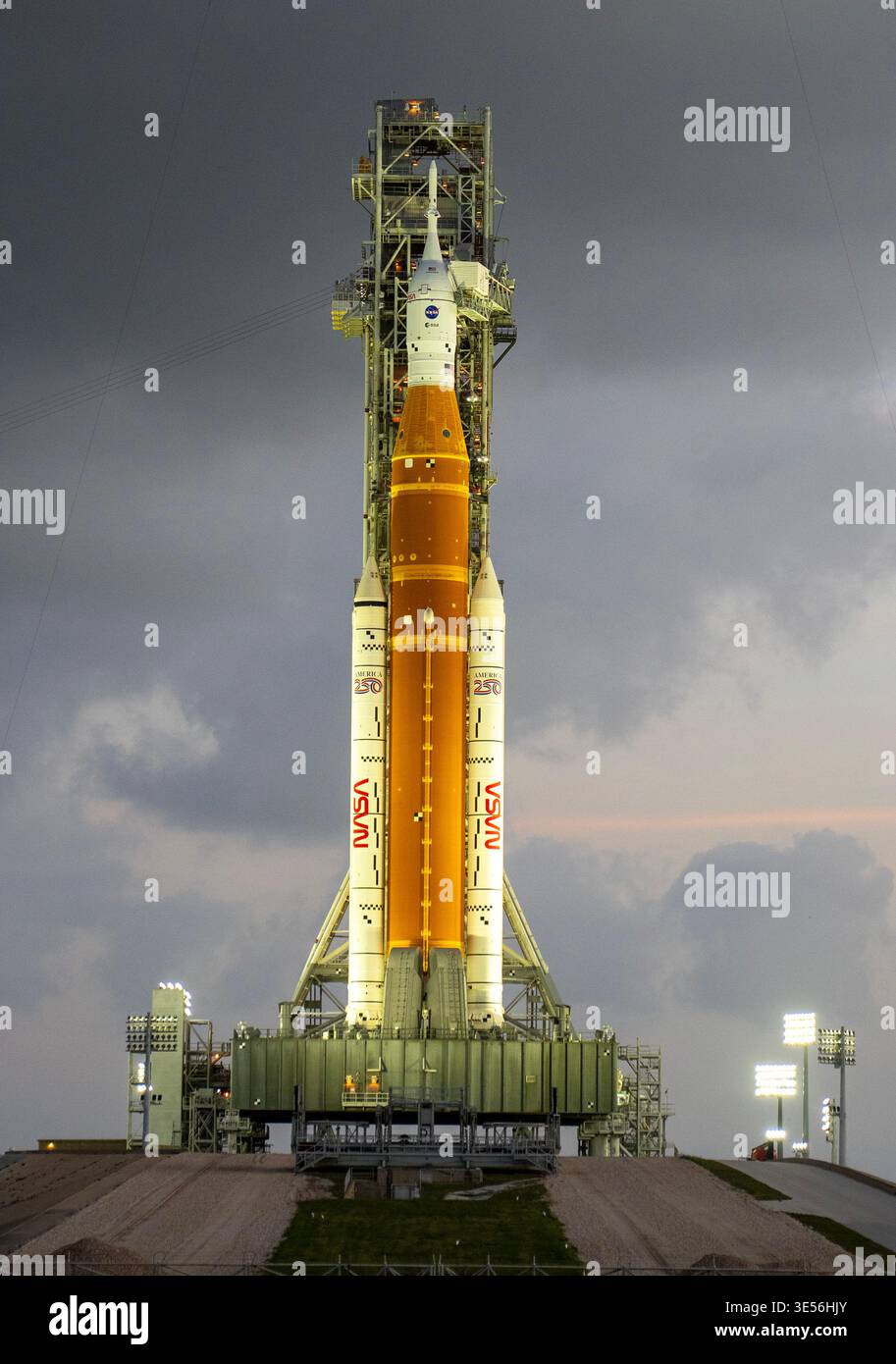 Kennedy Space Center, Usa. 31. März 2026. Die Artemis II-Mondrakete der NASA mit dem Orion-Raumschiff liegt am Dienstag, den 31. März 2026, im frühen Morgenlicht im Kennedy Space Center in Florida auf dem Launch Complex 39B. ARTEMIS II mit einer vierköpfigen Crew soll am Mittwoch, den 1. April 2026 starten und ist der erste bemannte Start, der den Mond seit mehr als 50 Jahren umkreisen wird. Foto: Pat Benic/UPI Credit: UPI/Alamy Live News Stockfoto
