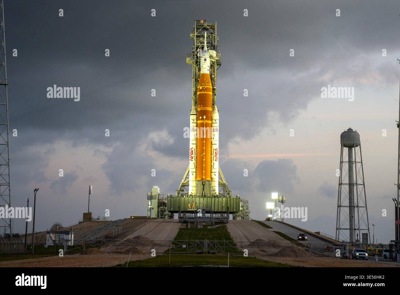 Kennedy Space Center, Usa. 31. März 2026. Die Artemis II-Mondrakete der NASA mit dem Orion-Raumschiff liegt am Dienstag, den 31. März 2026, im frühen Morgenlicht im Kennedy Space Center in Florida auf dem Launch Complex 39B. ARTEMIS II mit einer vierköpfigen Crew soll am Mittwoch, den 1. April 2026 starten und ist der erste bemannte Start, der den Mond seit mehr als 50 Jahren umkreisen wird. Foto: Pat Benic/UPI Credit: UPI/Alamy Live News Stockfoto