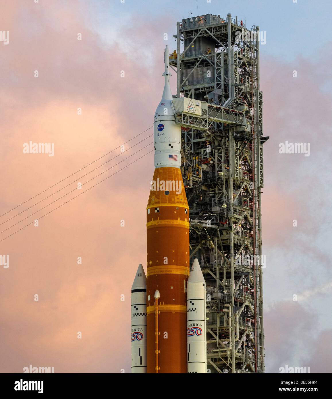 Kennedy Space Center, Usa. 31. März 2026. Die Artemis II-Mondrakete der NASA mit dem Orion-Raumschiff liegt am Dienstag, den 31. März 2026, im frühen Morgenlicht im Kennedy Space Center in Florida auf dem Launch Complex 39B. ARTEMIS II mit einer vierköpfigen Crew soll am Mittwoch, den 1. April 2026 starten und ist der erste bemannte Start, der den Mond seit mehr als 50 Jahren umkreisen wird. Foto: Pat Benic/UPI Credit: UPI/Alamy Live News Stockfoto