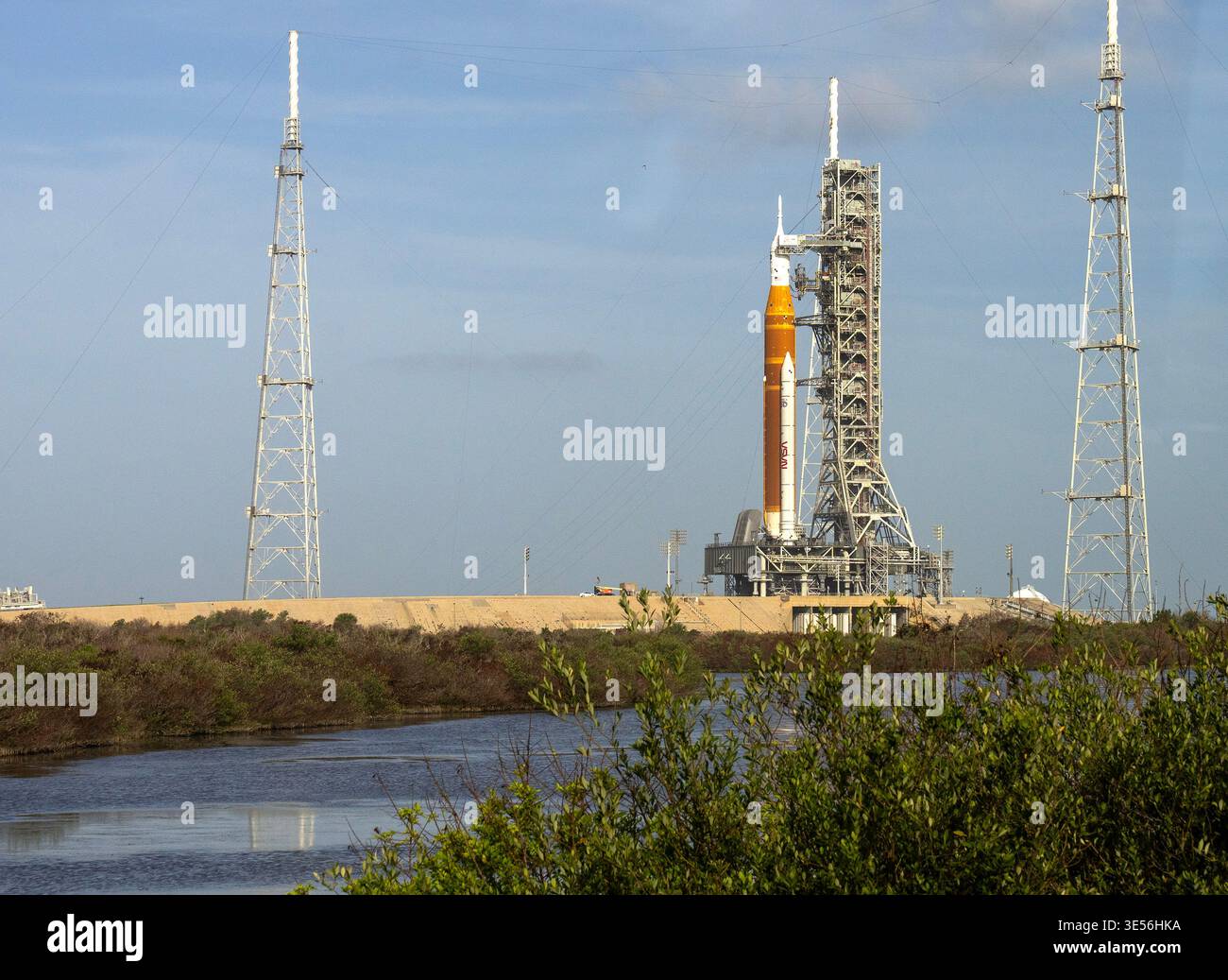 Kennedy Space Center, Usa. 31. März 2026. Die Artemis II-Mondrakete der NASA mit dem Orion-Raumschiff liegt am Dienstag, den 31. März 2026, im Morgenlicht im Kennedy Space Center in Florida auf dem Launch Complex 39B. ARTEMIS II mit einer vierköpfigen Crew soll am Mittwoch, den 1. April 2026 starten und ist der erste bemannte Start, der den Mond seit mehr als 50 Jahren umkreisen wird. Foto: Pat Benic/UPI Credit: UPI/Alamy Live News Stockfoto