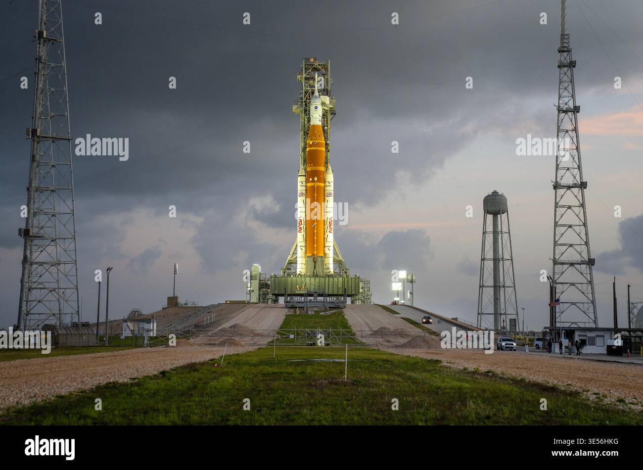 Kennedy Space Center, Usa. 31. März 2026. Die Artemis II-Mondrakete der NASA mit dem Orion-Raumschiff liegt am Dienstag, den 31. März 2026, im frühen Morgenlicht im Kennedy Space Center in Florida auf dem Launch Complex 39B. ARTEMIS II mit einer vierköpfigen Crew soll am Mittwoch, den 1. April 2026 starten und ist der erste bemannte Start, der den Mond seit mehr als 50 Jahren umkreisen wird. Foto: Pat Benic/UPI Credit: UPI/Alamy Live News Stockfoto