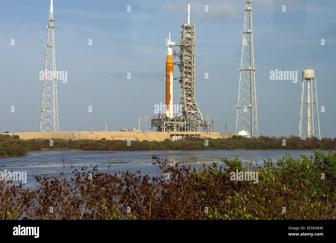 Kennedy Space Center, Usa. 31. März 2026. Die Artemis II-Mondrakete der NASA mit dem Orion-Raumschiff liegt am Dienstag, den 31. März 2026, im Morgenlicht im Kennedy Space Center in Florida auf dem Launch Complex 39B. ARTEMIS II mit einer vierköpfigen Crew soll am Mittwoch, den 1. April 2026 starten und ist der erste bemannte Start, der den Mond seit mehr als 50 Jahren umkreisen wird. Foto: Pat Benic/UPI Credit: UPI/Alamy Live News Stockfoto