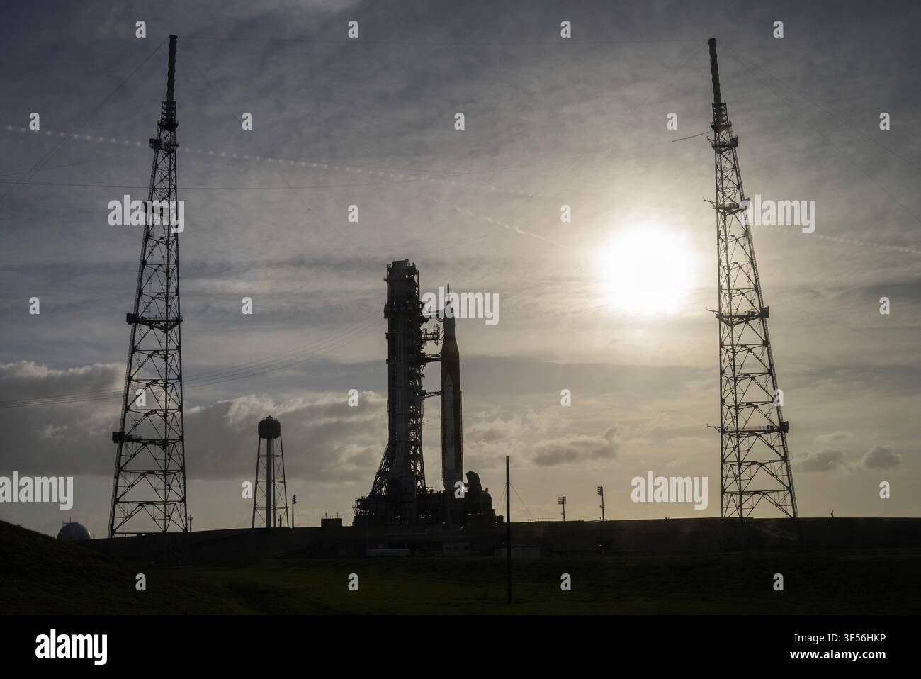 Kennedy Space Center, Usa. 31. März 2026. Die Artemis II-Mondrakete der NASA mit dem Orion-Raumschiff liegt am Dienstag, den 31. März 2026, im Morgenlicht im Kennedy Space Center in Florida auf dem Launch Complex 39B. ARTEMIS II mit einer vierköpfigen Crew soll am Mittwoch, den 1. April 2026 starten und ist der erste bemannte Start, der den Mond seit mehr als 50 Jahren umkreisen wird. Foto: Pat Benic/UPI Credit: UPI/Alamy Live News Stockfoto