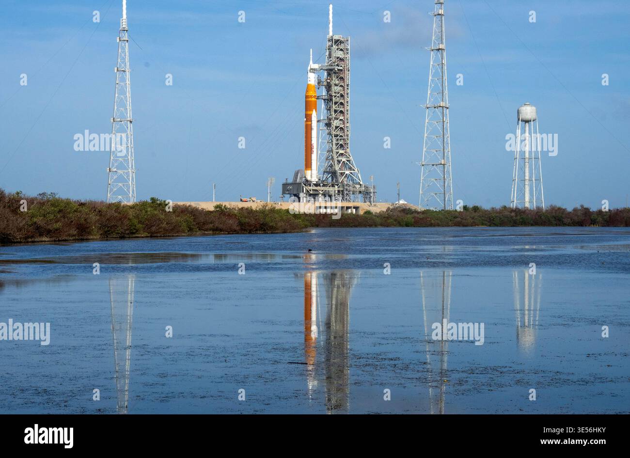 Kennedy Space Center, Usa. 31. März 2026. Die Artemis II-Mondrakete der NASA mit dem Orion-Raumschiff wird am Dienstag, den 31. März 2026, im Morgenlicht im Kennedy Space Center in Florida im Wasser reflektiert, während sie auf dem Launch Complex 39B ruht. ARTEMIS II mit einer vierköpfigen Crew soll am Mittwoch, den 1. April 2026 starten und ist der erste bemannte Start, der den Mond seit mehr als 50 Jahren umkreisen wird. Foto: Pat Benic/UPI Credit: UPI/Alamy Live News Stockfoto