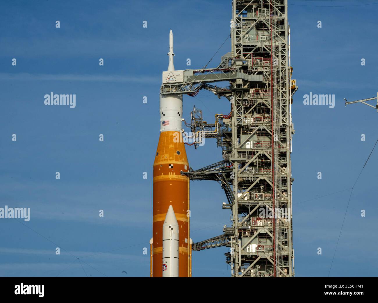 Kennedy Space Center, Usa. 31. März 2026. Die Artemis II-Mondrakete der NASA mit dem Orion-Raumschiff liegt am Dienstag, den 31. März 2026, im Morgenlicht im Kennedy Space Center in Florida auf dem Launch Complex 39B. ARTEMIS II mit einer vierköpfigen Crew soll am Mittwoch, den 1. April 2026 starten und ist der erste bemannte Start, der den Mond seit mehr als 50 Jahren umkreisen wird. Foto: Pat Benic/UPI Credit: UPI/Alamy Live News Stockfoto