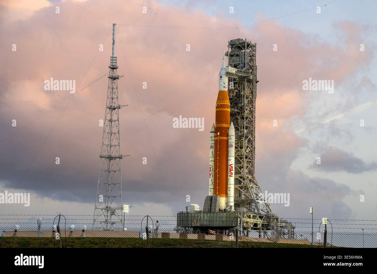 Kennedy Space Center, Usa. 31. März 2026. Die Artemis II-Mondrakete der NASA mit dem Orion-Raumschiff liegt am Dienstag, den 31. März 2026, im frühen Morgenlicht im Kennedy Space Center in Florida auf dem Launch Complex 39B. ARTEMIS II mit einer vierköpfigen Crew soll am Mittwoch, den 1. April 2026 starten und ist der erste bemannte Start, der den Mond seit mehr als 50 Jahren umkreisen wird. Foto: Pat Benic/UPI Credit: UPI/Alamy Live News Stockfoto