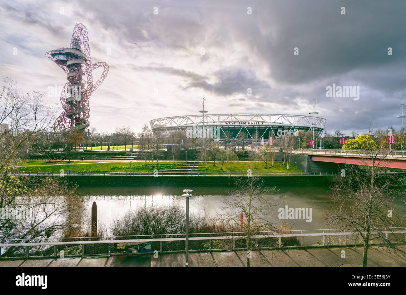 London, England, Großbritannien - ArcelorMittal Orbit Struktur von Anish Kapoor und Cecil Balmond / ARUP und London Stadium by Populous, quer durch den Olympic Park Stockfoto