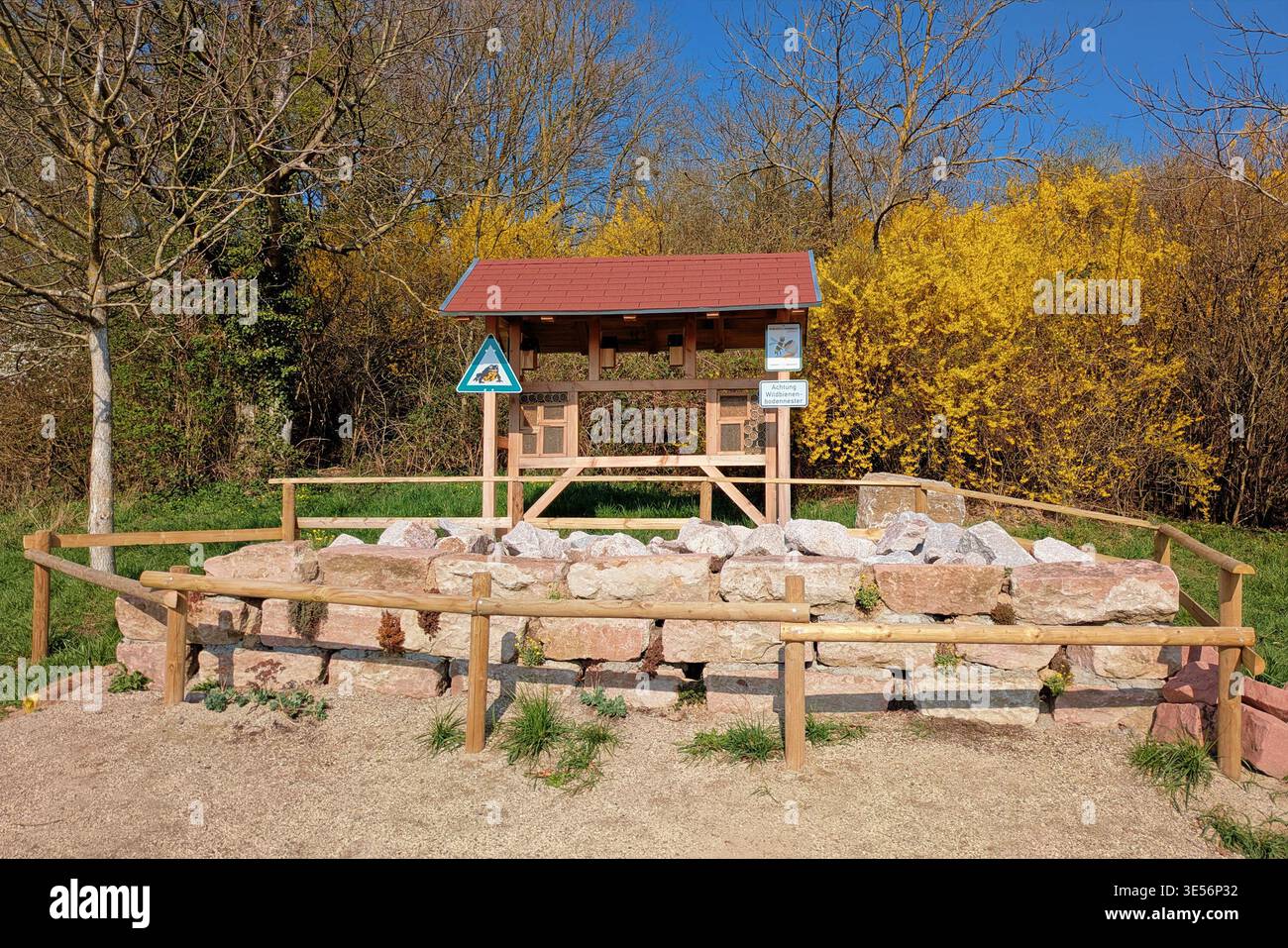 Nußloch, Deutschland - 19. März 2026: Insekten- und Amphibienraumstation mit großem Insektenhotel und Felsen Stockfoto