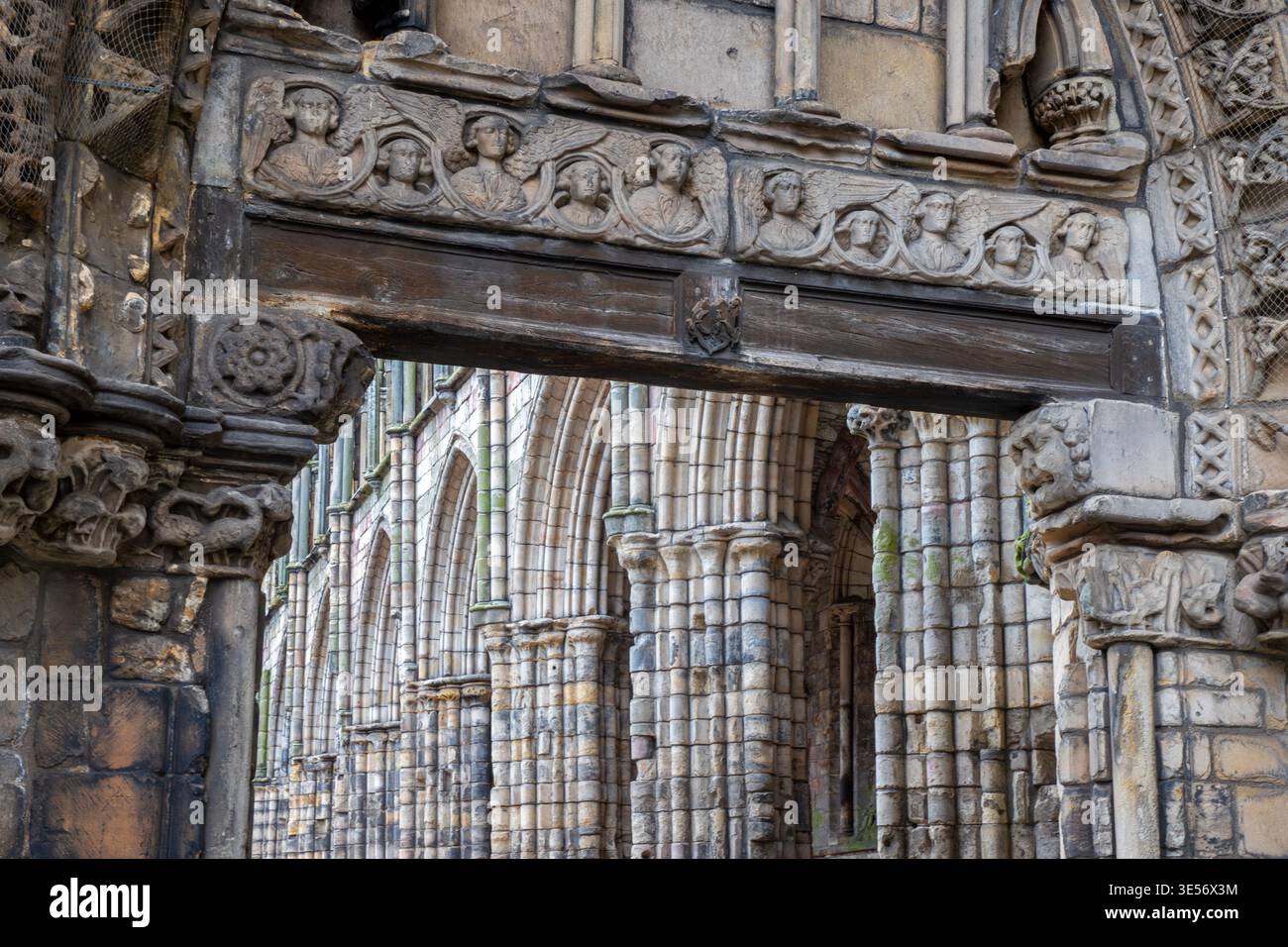 Haupteingang der Holyrood Abbey, ruinierte Abtei der Canons Regular aus dem 12. Jahrhundert in Edinburgh, Schottland, Großbritannien Stockfoto