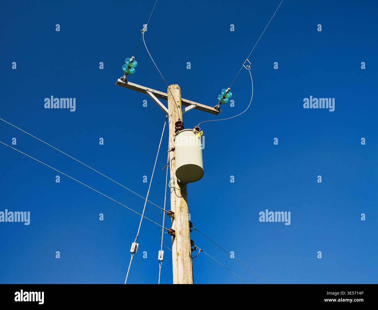 Yorkshire, UK - 17. Mär 2026: Holzstrommast und Stromleitungen ragen in einen strahlend blauen Himmel in ländlichem Yorkshire, UK, an einem sonnigen Tag und schaffen einen Blick auf eine saubere moderne Infrastruktur Stockfoto