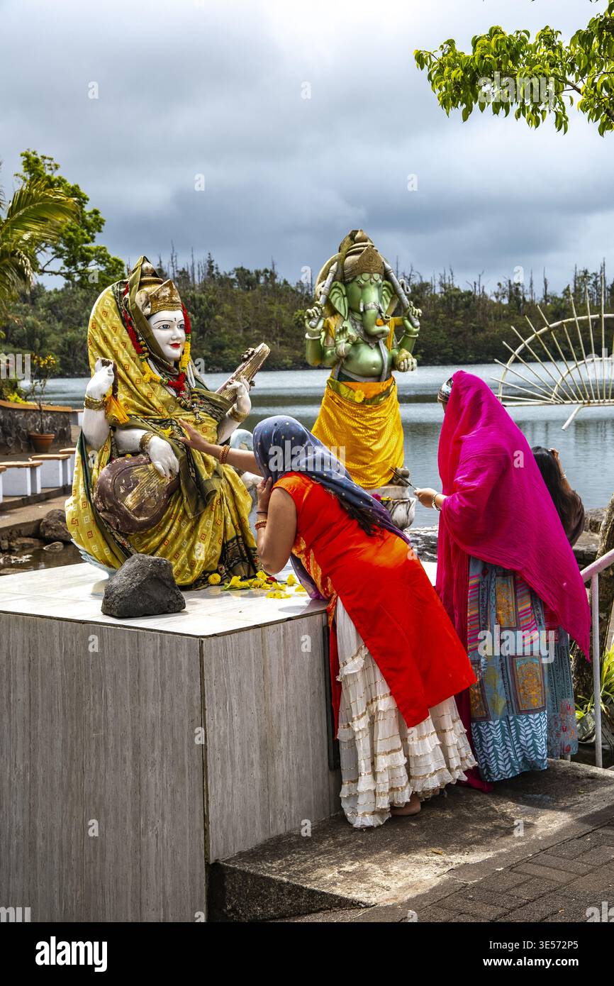 Lord Shiva hindu Tempel, Grand Bassin, Mauritius Gläubige, die Saraswati und Ganesh anbeten Stockfoto