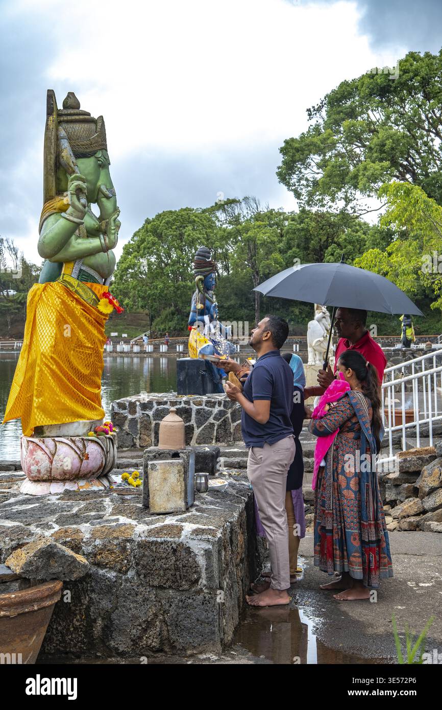 Lord Shiva hindu Tempel, Grand Bassin, Mauritius Familie betet und gibt Gott Ganesh Opfer Stockfoto
