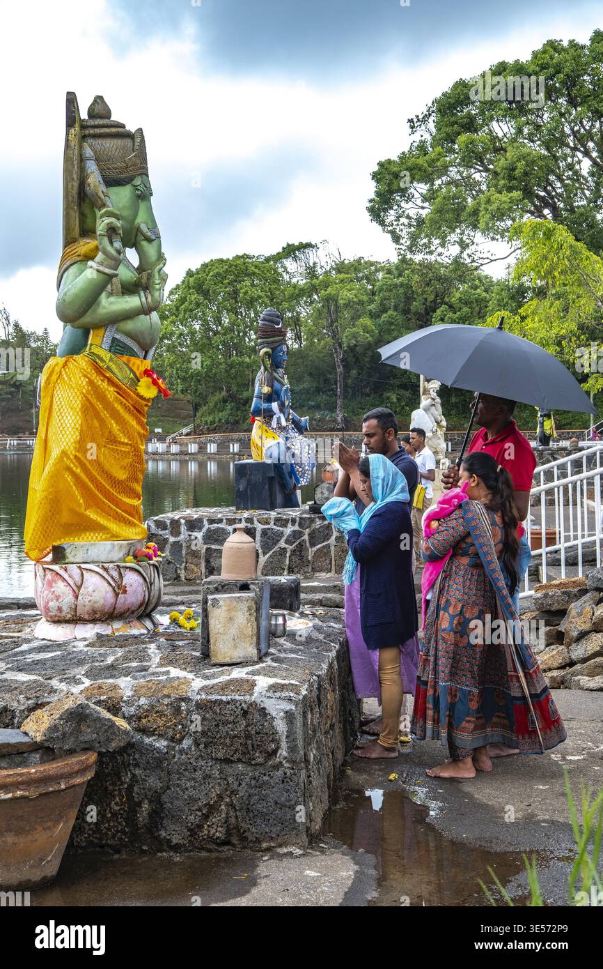 Lord Shiva hindu Tempel, Grand Bassin, Mauritius Familie betet und gibt Gott Ganesh Opfer Stockfoto
