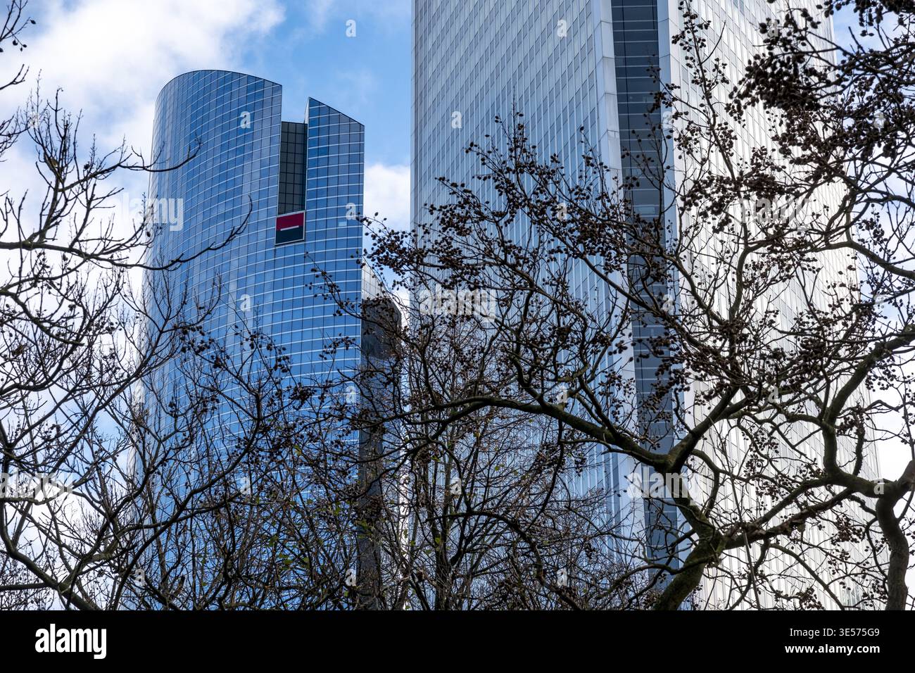 Bäume und hohe Bürogebäude in La Defense, Paris, Frankreich Stockfoto