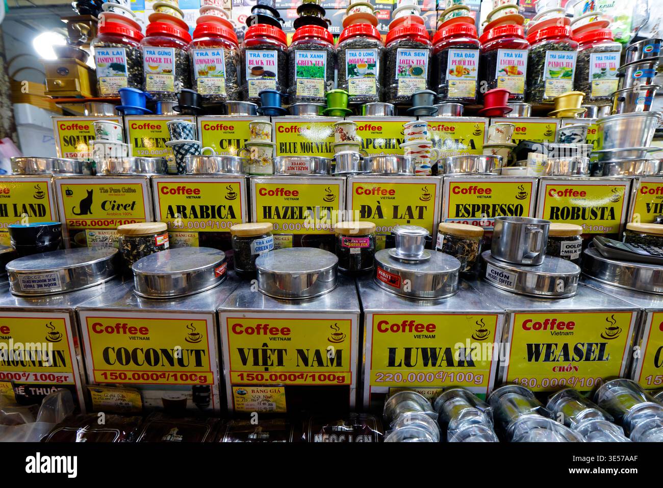 In einem vietnamesischen Marktladen werden Dutzende Kaffee- und Teesorten in bunten, markierten Dosen angeboten. Ho-Chi-Minh-Stadt. Vietnam. Stockfoto
