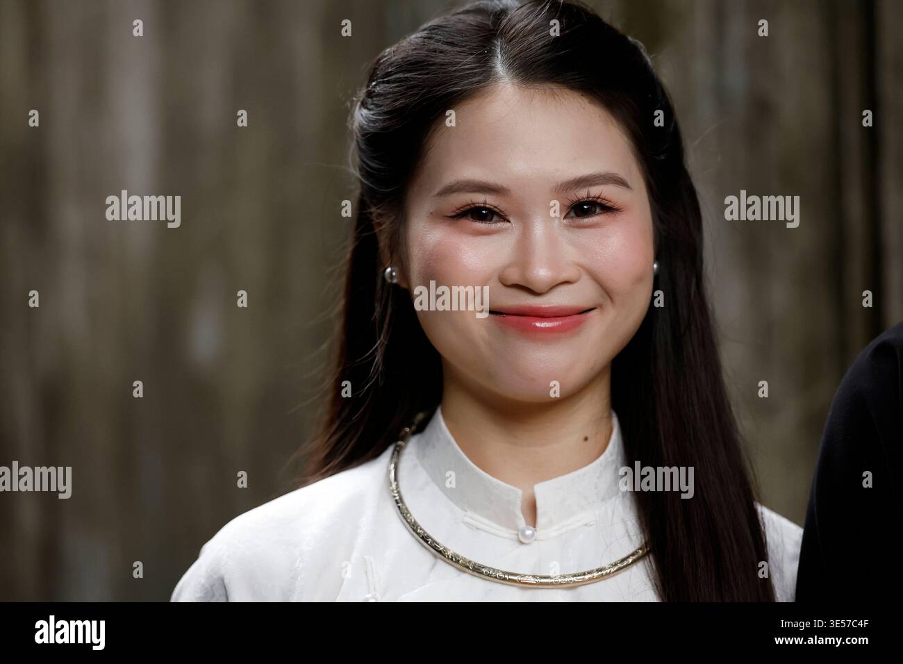 Nahaufnahme Porträt einer schönen, lächelnden jungen vietnamesischen Frau im weißen ao dai Kleid. Hanoi. Vietnam. Stockfoto