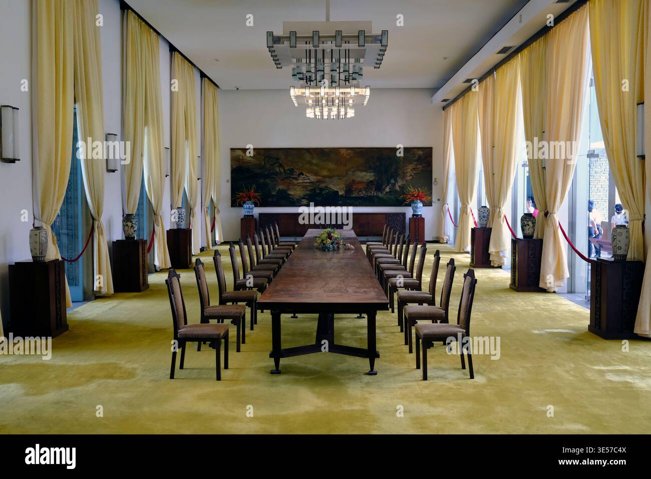 Formeller Speisesaal mit langem Holztisch im Palast der Wiedervereinigung. Ho-Chi-Minh-Stadt. Vietnam. Stockfoto