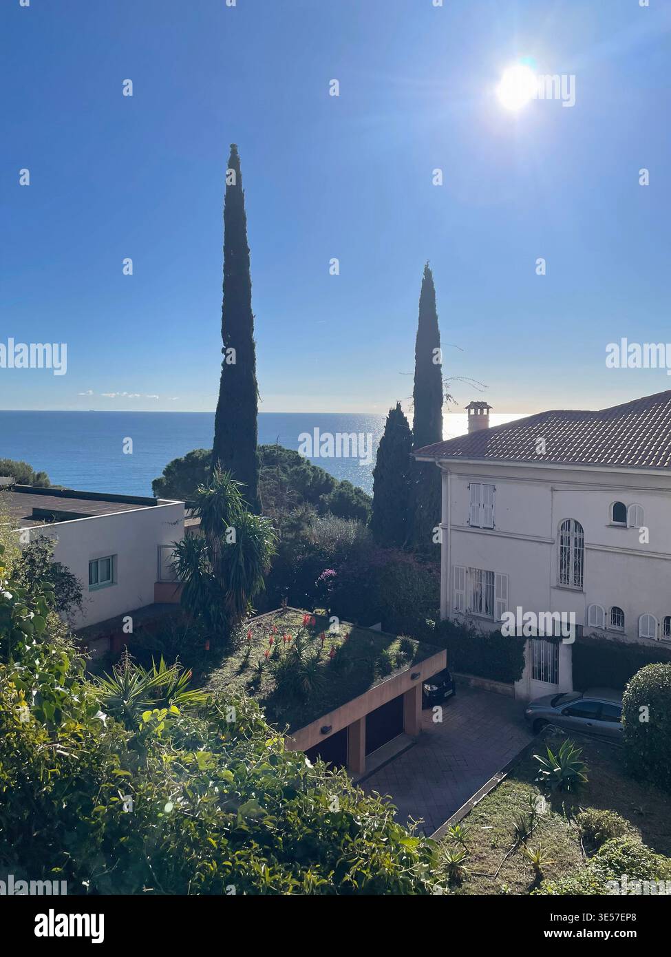 Malerische Landschaft mit Villen mit Blick auf das Meer, an der Küste der französischen Riviera. - Smartphone-aufgenommenes Stockfoto