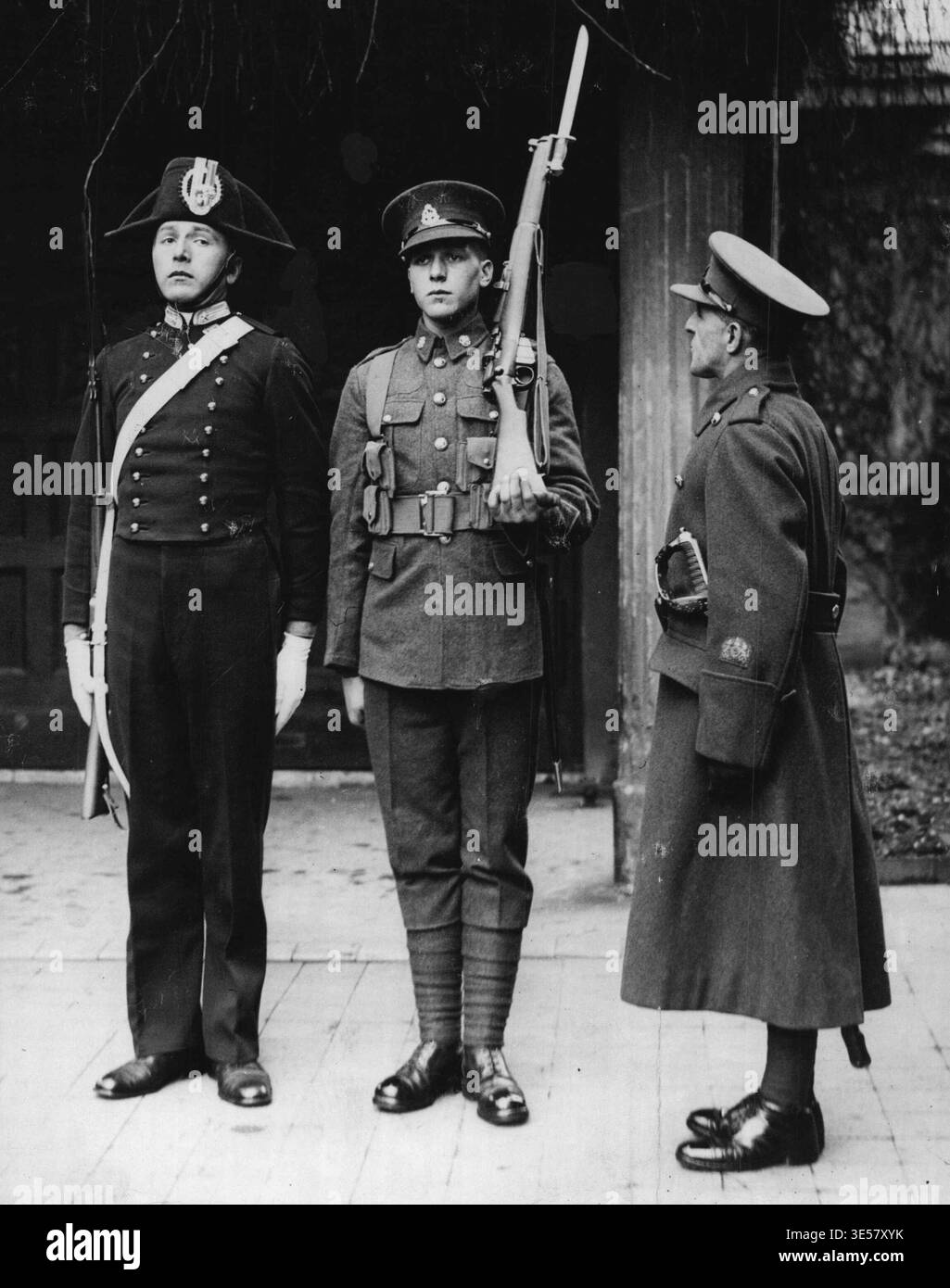 Internationaler Wachwechsel in der Saar ein italienischer Grenadier (links) übernimmt die Wache eines britischen Soldaten im Hauptquartier der Internationalen Armee in Saarbrücken. Eine Abteilung der italienischen Grenadiere übernahm die Wache der britischen Truppen im Hauptquartier der Internationalen Armee in der Eichhornstraden in Saarbrücken. Es wurde verstanden, dass dies der erste Wachwechsel in der Saar zwischen Truppen zweier verschiedener Nationen ist. 31. Dezember 1934. (Foto von zugehörigem Pressefoto). Stockfoto