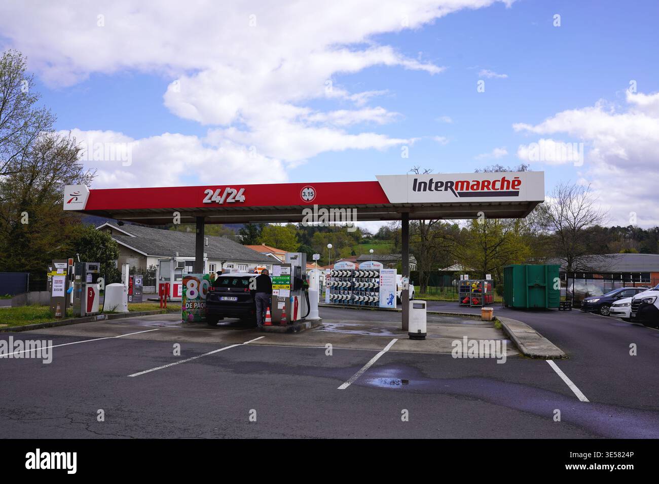 THIERS, FRANKREICH - 31. MÄRZ 2026: Automatisierte Tankstelle Intermarche mit Kundenbetankungswagen Stockfoto