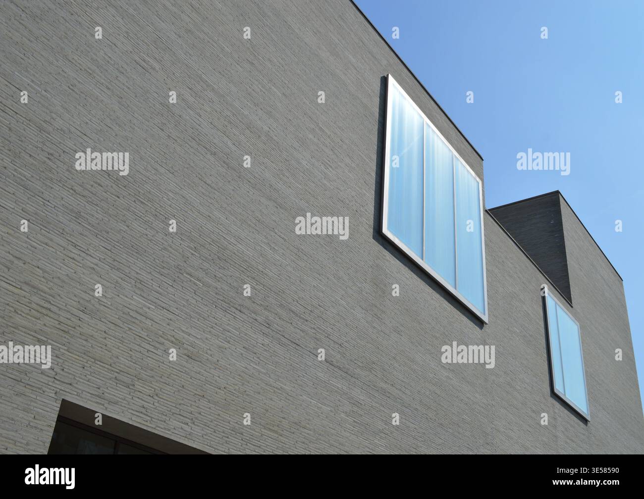Köln, Deutschland – 10. April 2015: Fassade des Kolumba Art Museum mit perforierter Ziegelfassade in städtischer Straßenlage Stockfoto