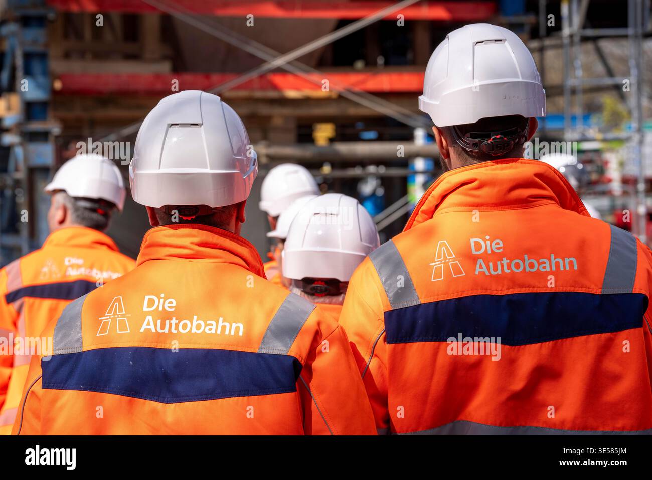 Mitarbeiter der Autobahn GmbH tragen Sichtschutzkleidung und Schutzhelme auf einer Baustelle an der Autobahn A516, Oberhausen, Nord-Rh Stockfoto
