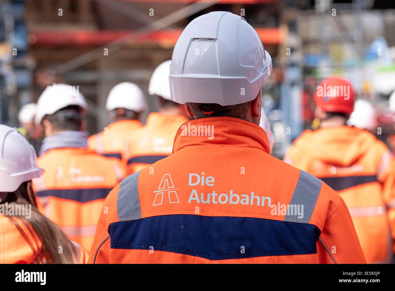 Mitarbeiter der Autobahn GmbH tragen Sichtschutzkleidung und Schutzhelme auf einer Baustelle an der Autobahn A516, Oberhausen, Nord-Rh Stockfoto