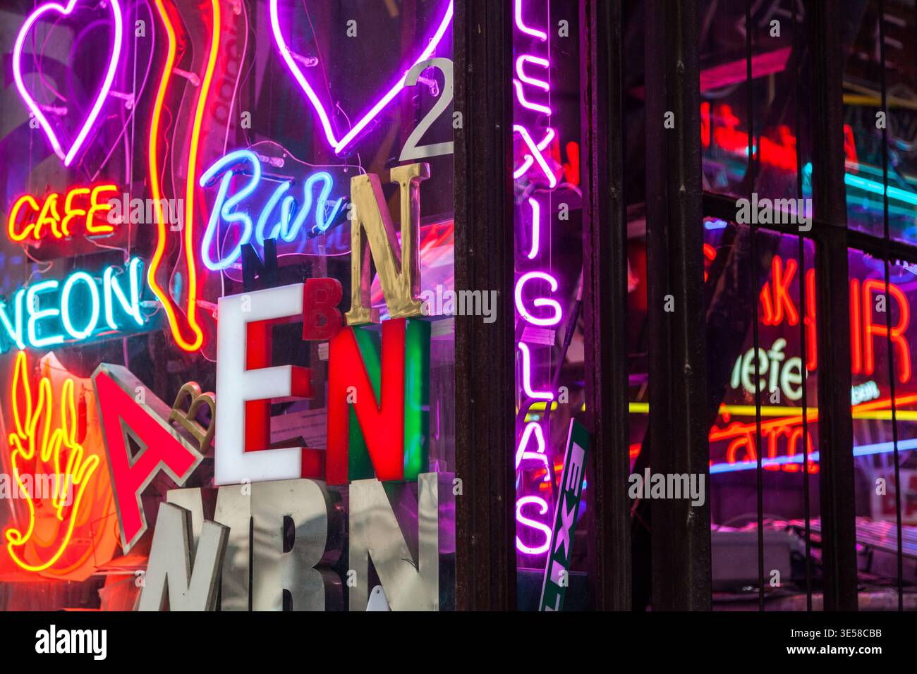 In Istanbul, Türkei, wird nachts ein Schaufenster voller farbenfroher Neonschilder mit Herz-, Café- und Bar-Schriftzeichen gefüllt Stockfoto