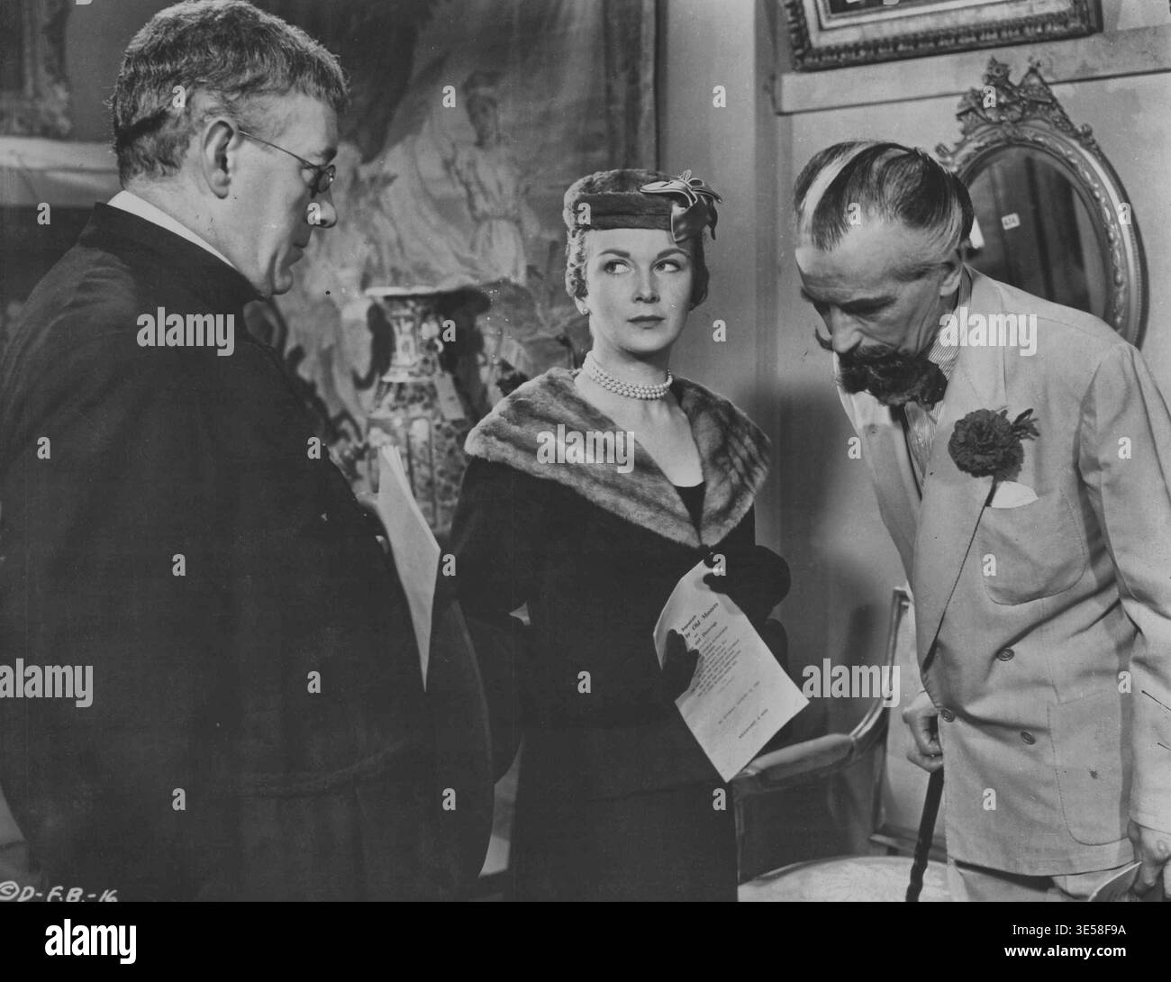 Verdächtiger Charakter – der italienische Professor (Dino Galvani) stellt sich Pater Brown (Alec Guinness, links) und Lady Warran (Joan Greenwood) vor Stockfoto