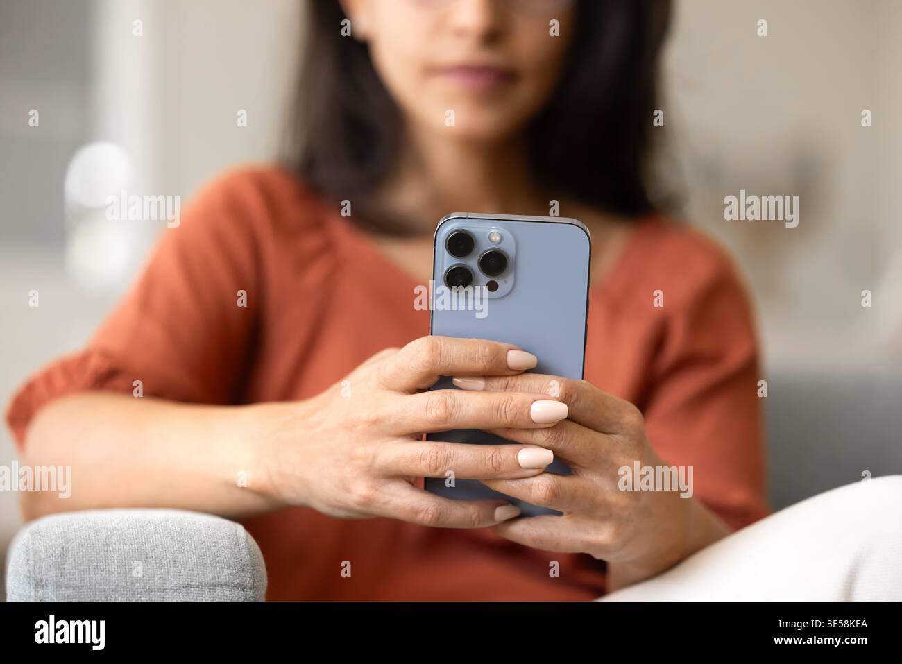 Nahaufnahme eines zugeschnittenen Bildes einer Frau mit einem modernen Smartphone Stockfoto