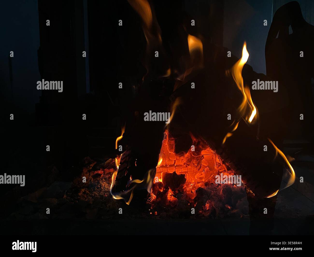 Glühende Embers Auf Brennendem Holz, Orange Flamme Lecken Verkohltes Holz, Rauchige Wärme Und Weiches Knistern, Nachtkabine Stockfoto
