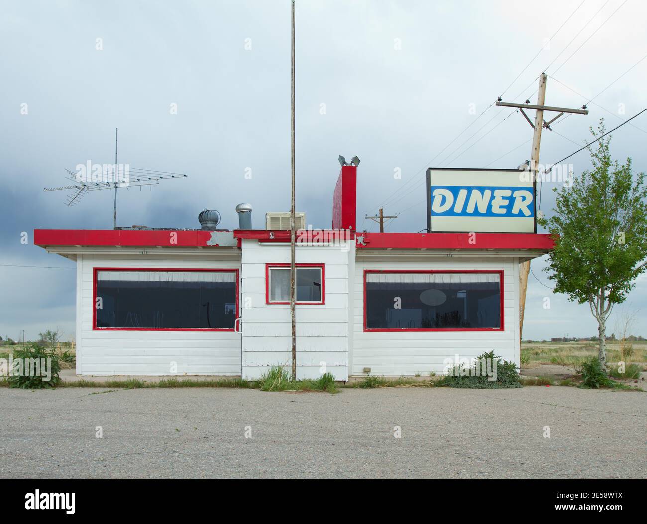 Retro Roadside Diner in der klassischen Americana-Szene des ländlichen Amerikas Stockfoto