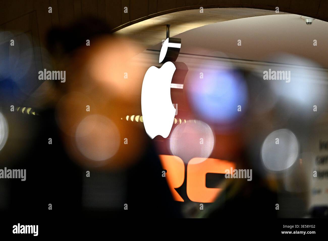 New York, USA. 31. März 2026. Sehen Sie sich das Apple Logo im Grand Central Terminal an, da Apple Inc. Am 1. April 50 wird, New York, NY, 31. März 2026. Apple Inc. Wurde am 1. April 1976 von Steve Jobs, Steve Wozniak und Ronald Wayne gegründet. (Foto: Anthony Behar/SIPA USA) Credit: SIPA USA/Alamy Live News Stockfoto