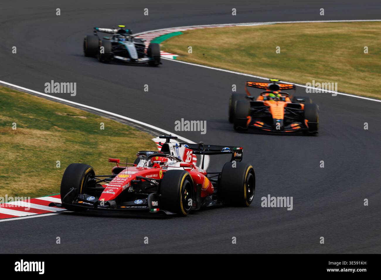 Suzuka, 29. März 2026: Charles Leclerc (MCO) von Ferrari führt Lando Norris (GBR) von McLaren und George Russell (GBR) von Mercedes an Stockfoto