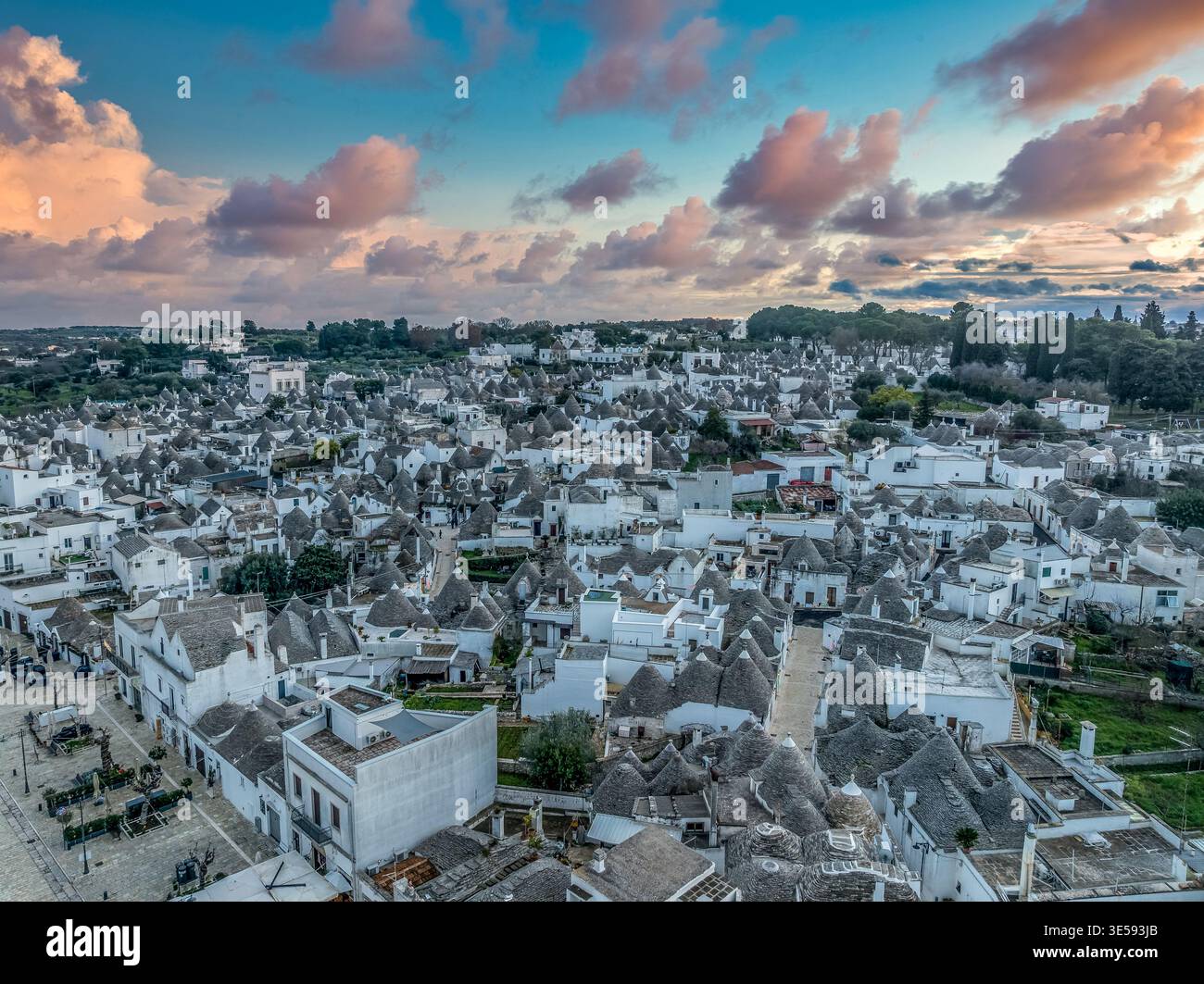 Historische Trulli-Häuser von Alberobello Apulien – weiß getünchte Steinhütten mit konischen Dächern – Süditalien UNESCO-Stätte – malerische mediterrane Vill Stockfoto