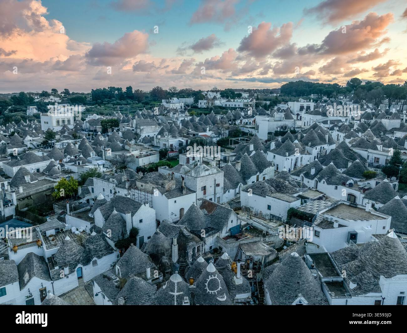 Historische Trulli-Häuser von Alberobello Apulien – weiß getünchte Steinhütten mit konischen Dächern – Süditalien UNESCO-Stätte – malerische mediterrane Vill Stockfoto