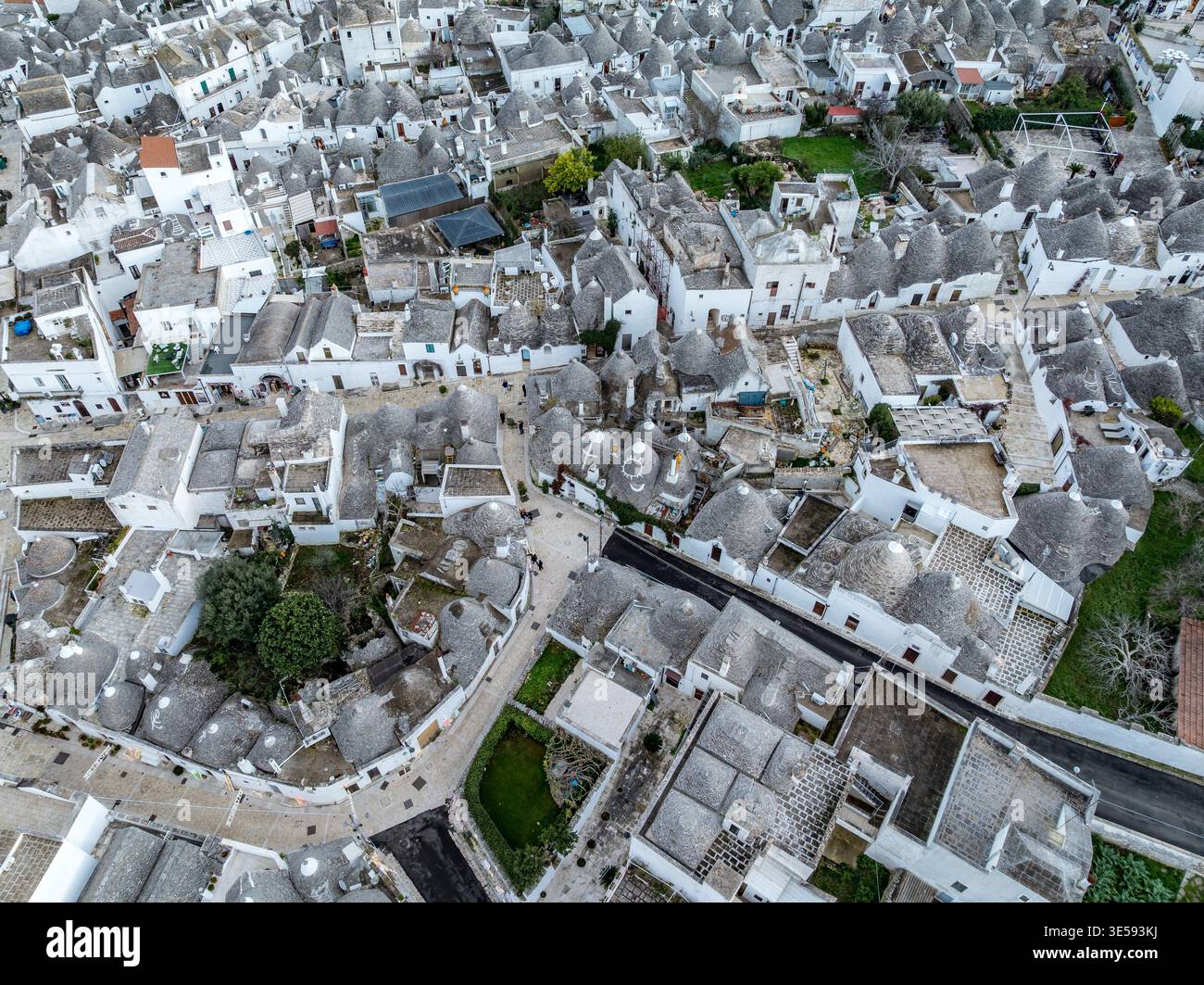 Märchenhaftes Dorf Alberobello – antike Trulli-Dächer im Itria-Tal Puglien – ikonisches italienisches Wahrzeichen – rustikale mediterrane Wandkunst Stockfoto