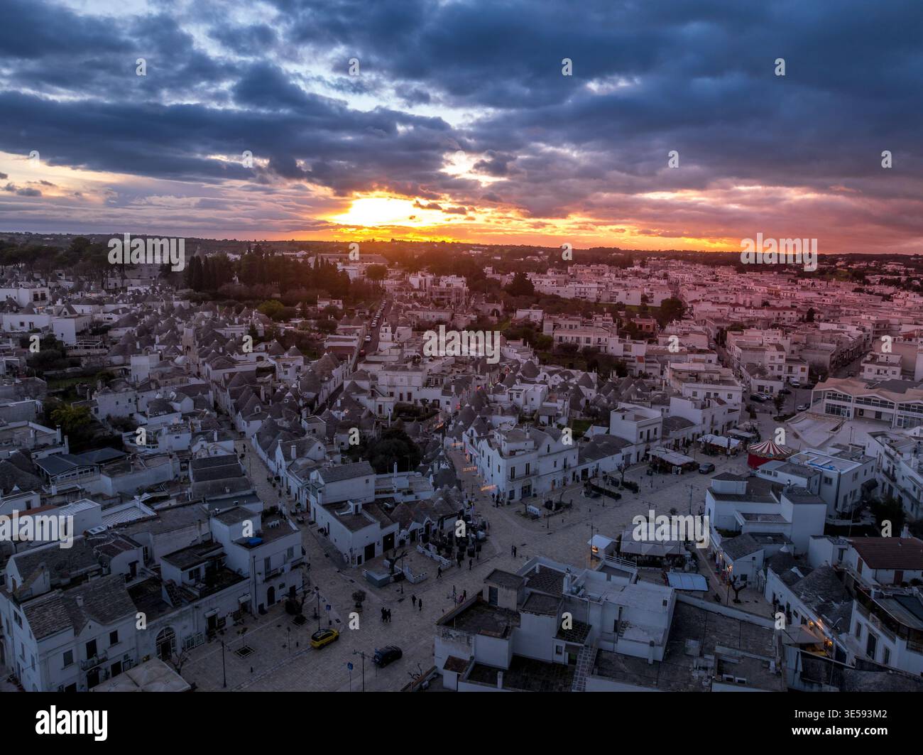 Bezauberndes Alberobello Trulli in der Goldenen Stunde – berühmte konische Steindächer in Apulien Italien – UNESCO-Weltkulturerbe-Dorf – italienische Kunst auf dem Land Stockfoto