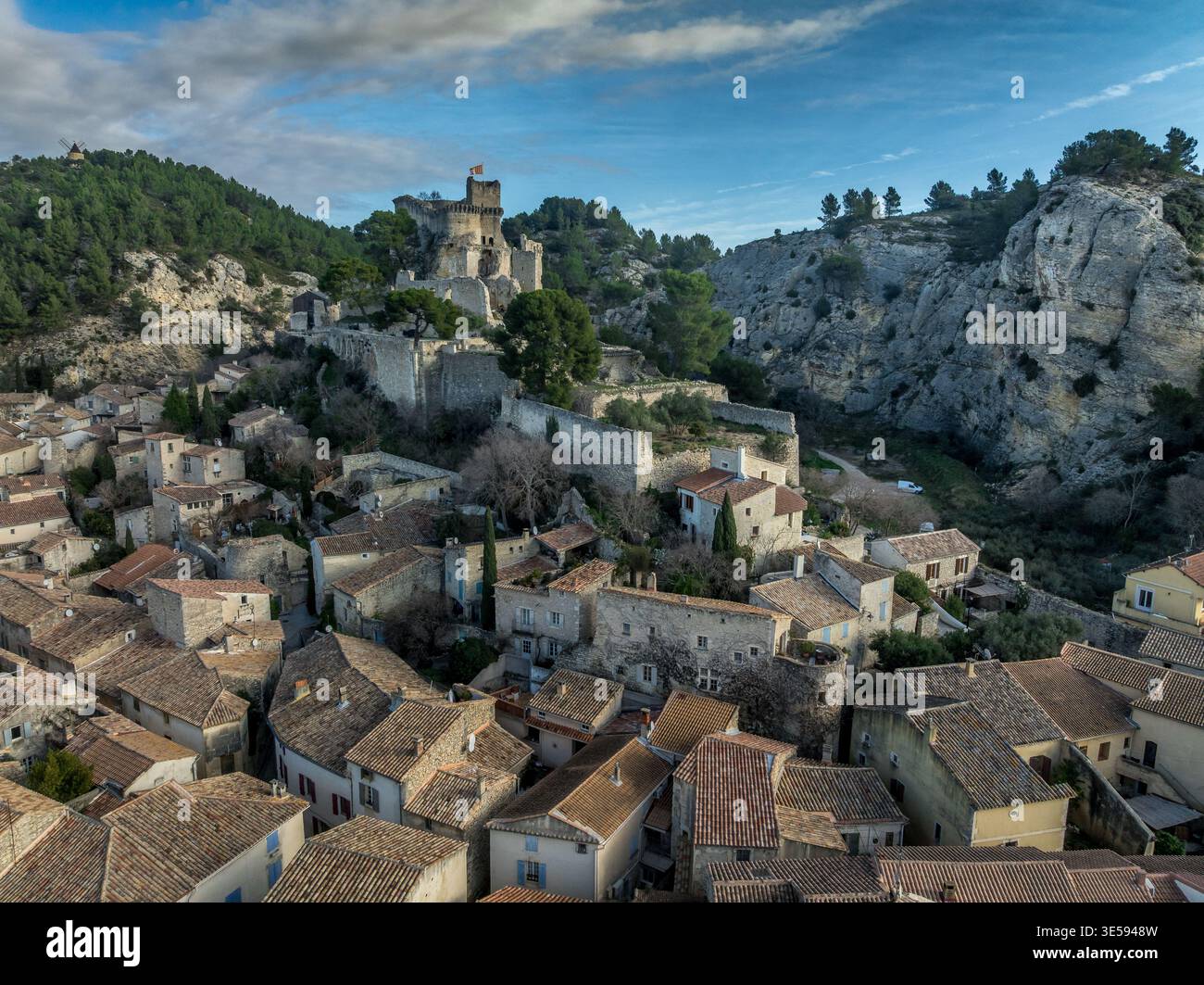 Historisches Boulbon Dorf und Schloss in Südfrankreich – antike provenzalische Festung mit Blick auf das Rhône-Tal – französischer Reisefotographiedruck Stockfoto