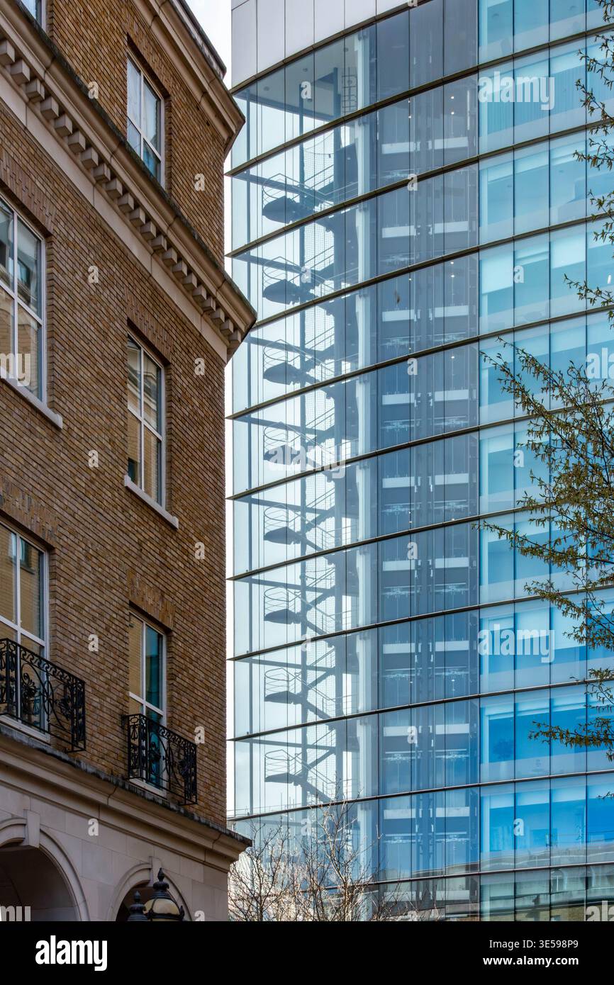 Nahaufnahme mit der Treppe in The Blade, einem modernen Glashochhaus in Reading, Berkshire, Großbritannien Stockfoto